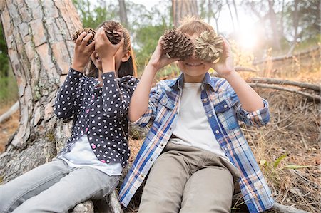 simsearch:649-06717318,k - Children playing with pine cones in forest Foto de stock - Royalty Free Premium, Número: 6113-07731169