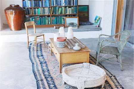 Coffee table and chairs in rustic study Photographie de stock - Premium Libres de Droits, Code: 6113-07731118