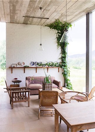 ferme (bâtiment) - Sofa, chairs and table in rustic living room Photographie de stock - Premium Libres de Droits, Code: 6113-07731126