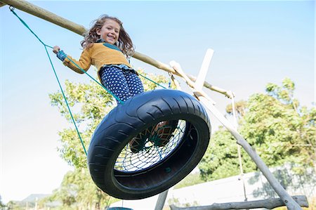 Girl playing on tire swing Photographie de stock - Premium Libres de Droits, Code: 6113-07731257