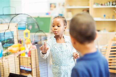 Students examining birdcage in classroom Photographie de stock - Premium Libres de Droits, Code: 6113-07731255