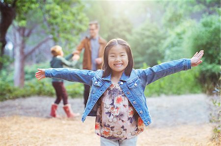 school trip - Girl cheering in forest Foto de stock - Sin royalties Premium, Código: 6113-07731290