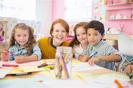 Students and teacher smiling in classroom Foto de stock - Sin royalties Premium, Código: 6113-07731292