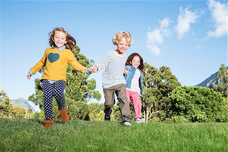 simsearch:6113-07731285,k - Children holding hands in field Stock Photo - Premium Royalty-Free, Code: 6113-07731220