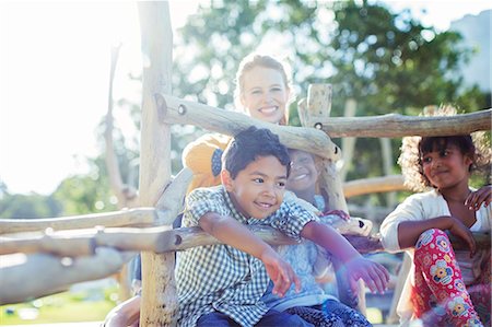 Teacher and students playing on play structure Foto de stock - Sin royalties Premium, Código: 6113-07731230