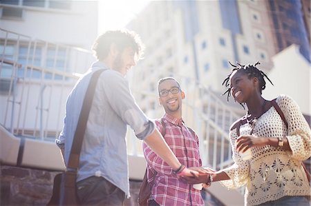 People shaking hands on city street Foto de stock - Sin royalties Premium, Código: 6113-07731350