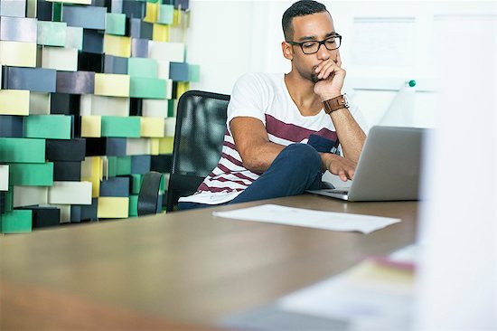 Man using laptop in office Photographie de stock - Premium Libres de Droits, Le code de l’image : 6113-07731393