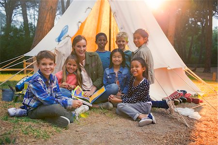 simsearch:6113-07731303,k - Students and teacher smiling at campsite Photographie de stock - Premium Libres de Droits, Code: 6113-07731301