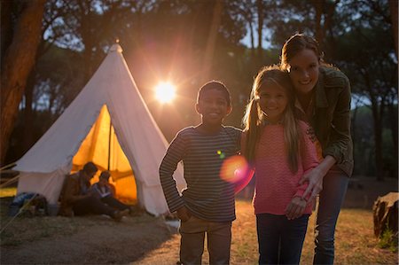 excursion scolaire - Students and teacher smiling at campsite Photographie de stock - Premium Libres de Droits, Code: 6113-07731305