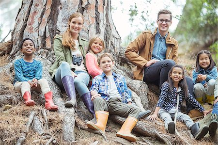 simsearch:6113-07731303,k - Students and teachers smiling in forest Photographie de stock - Premium Libres de Droits, Code: 6113-07731314