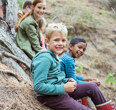 schulklasse - Students and teachers smiling in forest Foto de stock - Sin royalties Premium, Código: 6113-07731315