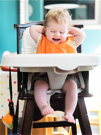 simsearch:6113-07731329,k - Baby girl crying in high chair Photographie de stock - Premium Libres de Droits, Code: 6113-07731332