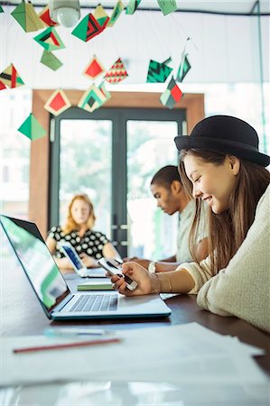 simsearch:614-06719360,k - People working at conference table in office Foto de stock - Sin royalties Premium, Código: 6113-07731496