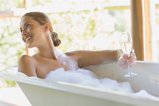 Woman having champagne in bubble bath Foto de stock - Sin royalties Premium, Código de la imagen: 6113-07731573