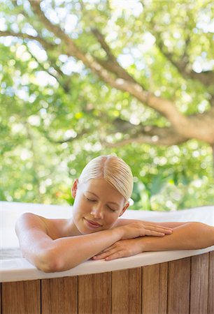 Woman relaxing in hot tub Photographie de stock - Premium Libres de Droits, Code: 6113-07731575