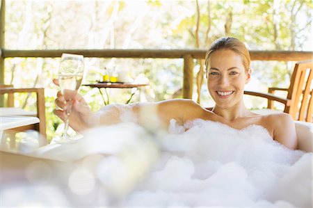 Woman drinking champagne in bubble bath Foto de stock - Sin royalties Premium, Código: 6113-07731598