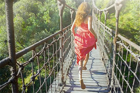 precario - Woman walking on wooden rope bridge Photographie de stock - Premium Libres de Droits, Code: 6113-07731524