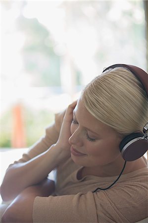 Woman listening to headphones Stockbilder - Premium RF Lizenzfrei, Bildnummer: 6113-07731685