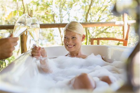 simsearch:6113-07543589,k - Couple toasting each other in bubble baths Foto de stock - Sin royalties Premium, Código: 6113-07731615