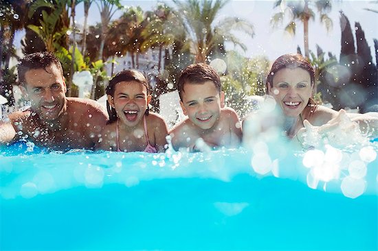 Portrait of family with two children in swimming pool Photographie de stock - Premium Libres de Droits, Le code de l’image : 6113-07808096