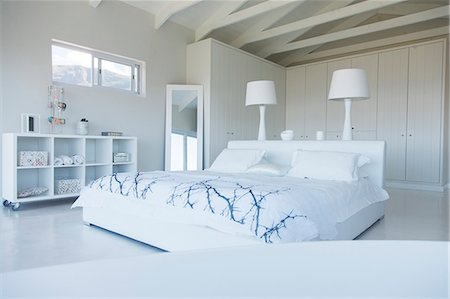 Modern white bedroom interior with double bed Foto de stock - Sin royalties Premium, Código: 6113-07808198