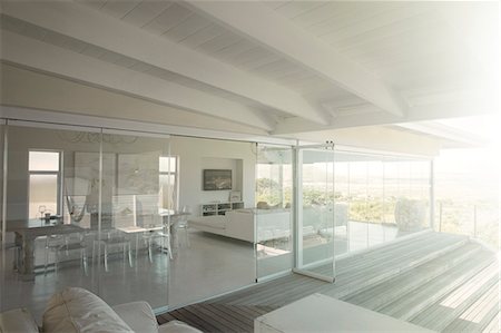 Modern house interior with glass doors Foto de stock - Sin royalties Premium, Código: 6113-07808199