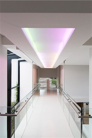 simsearch:6113-07808262,k - Empty corridor in modern building with colored lighting above Stockbilder - Premium RF Lizenzfrei, Bildnummer: 6113-07808245