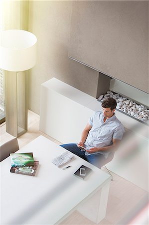 exklusivität (luxus) - Man using tablet pc in modern dining room Stockbilder - Premium RF Lizenzfrei, Bildnummer: 6113-07808269