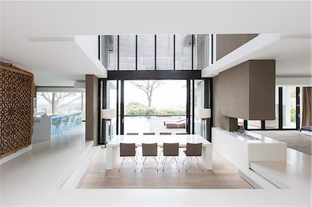 escaso - View of spacious dining room during daytime Foto de stock - Sin royalties Premium, Código: 6113-07808277