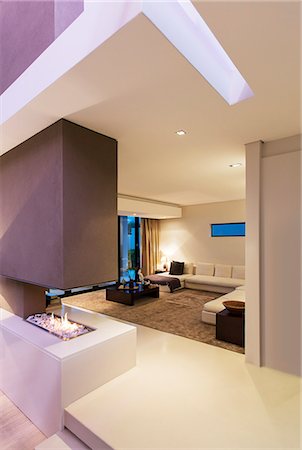 salón - View of spacious modern living room with fireplace during night Foto de stock - Sin royalties Premium, Código: 6113-07808284