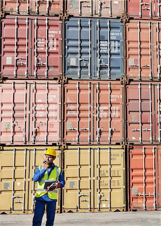 simsearch:6122-07704726,k - Worker using walkie-talkie near cargo containers Foto de stock - Royalty Free Premium, Número: 6113-07808342