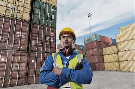 protection (protection against dangerous situations, substances or products) - Worker standing near cargo containers Foto de stock - Sin royalties Premium, Código: 6113-07808370