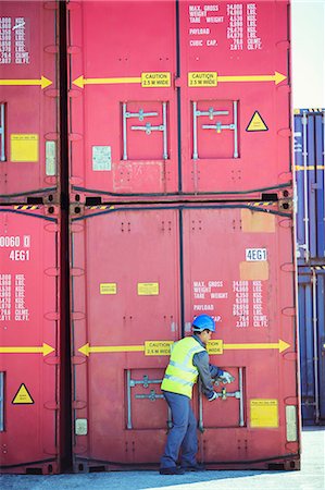 Worker opening cargo container Fotografie stock - Premium Royalty-Free, Codice: 6113-07808310