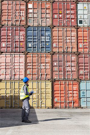simsearch:6113-07808373,k - Worker examining cargo containers Foto de stock - Sin royalties Premium, Código: 6113-07808312