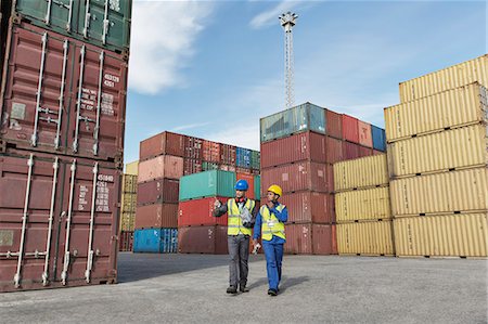 simsearch:6113-07808373,k - Worker and businessman talking near cargo containers Foto de stock - Sin royalties Premium, Código: 6113-07808337