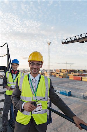 simsearch:6113-07808373,k - Businessman smiling on cargo crane Foto de stock - Sin royalties Premium, Código: 6113-07808338