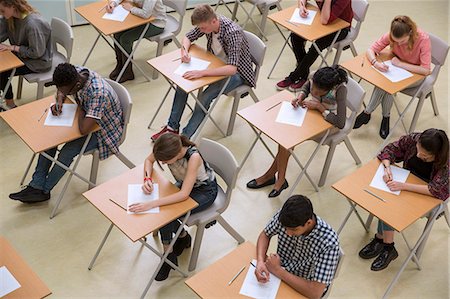 simsearch:6113-07961432,k - Elevated view of students writing their GCSE exam Foto de stock - Sin royalties Premium, Código: 6113-07808758