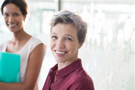 simsearch:614-03981646,k - Portrait of two smiling businesswomen in office Stockbilder - Premium RF Lizenzfrei, Bildnummer: 6113-07808855