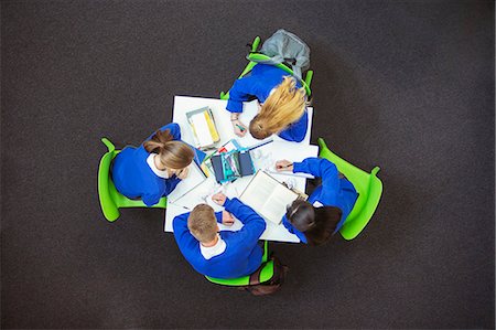 simsearch:6113-07961432,k - Overhead view of students doing their homework together Foto de stock - Sin royalties Premium, Código: 6113-07961455