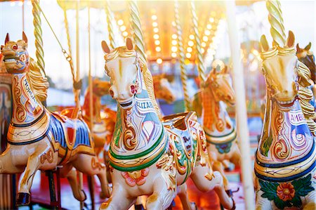 Carousel horses in amusement park Photographie de stock - Premium Libres de Droits, Code: 6113-07961583