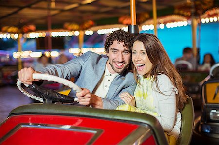 parc d'attractions - Couple on bumper car ride in amusement park Photographie de stock - Premium Libres de Droits, Code: 6113-07961587