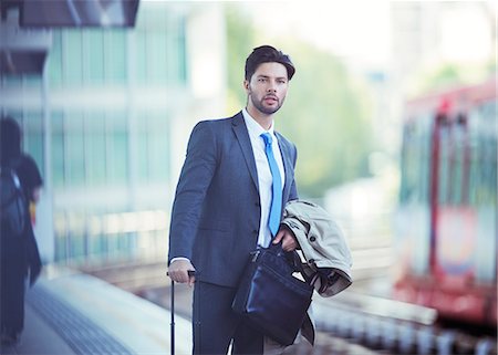 Businessman waiting at train station Foto de stock - Sin royalties Premium, Código: 6113-07961671