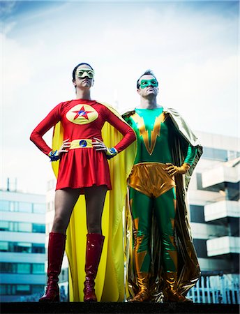 Superheroes standing on city rooftop Photographie de stock - Premium Libres de Droits, Code: 6113-07961677