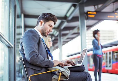 esperar - Businessman using laptop at train station Foto de stock - Sin royalties Premium, Código: 6113-07961610