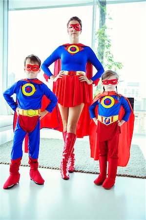 Superhero mother and children standing in living room Photographie de stock - Premium Libres de Droits, Code: 6113-07961702