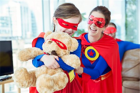 Superhero mother and daughter playing with teddy bear Photographie de stock - Premium Libres de Droits, Code: 6113-07961709