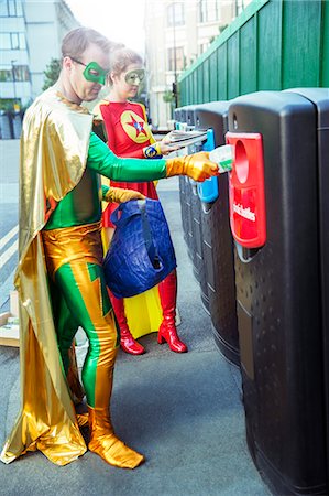 simsearch:6113-07961713,k - Superhero couple recycling on city sidewalk Foto de stock - Sin royalties Premium, Código: 6113-07961738