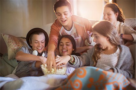 simsearch:6113-07991958,k - Group of teenagers eating popcorn on sofa in living room Stockbilder - Premium RF Lizenzfrei, Bildnummer: 6113-07991992