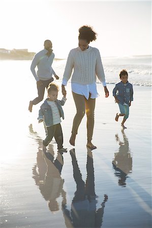 simsearch:6113-07992059,k - Happy family having fun on beach Fotografie stock - Premium Royalty-Free, Codice: 6113-07992051