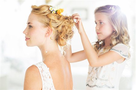 Bridesmaid helping bride with hairstyle in domestic room Foto de stock - Sin royalties Premium, Código: 6113-07992168